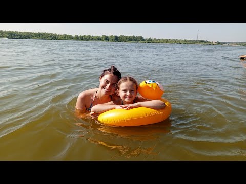 Видео: Влог/ отдыхаем в деревне/ молния выбила лампочки/ клею фартук на кухне