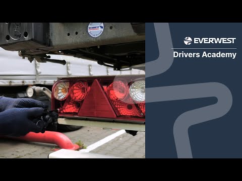 Видео: Замена перегоревших лампочек на полуприцепе | Everwest Group Drivers Academy