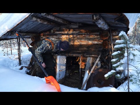 Видео: ДВЕ НОЧИ В СТАРОЙ ИЗБЕ  ЗАПОЛЗУХЕ. НАШЁЛ КРУПНОГО ОКУНЯ.