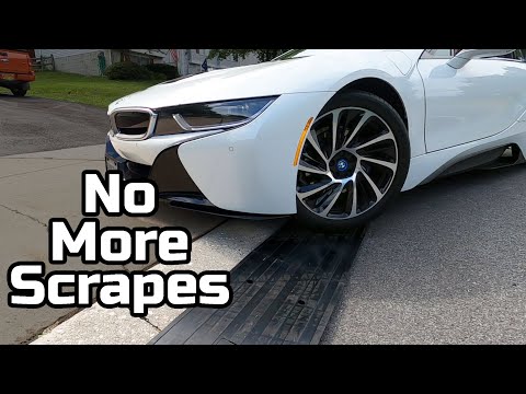 Видео: BMW i8 не справится с пандусами на обочине Pyle Driveway!