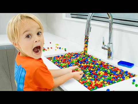 Видео: Крис играет с волшебным краном и игрушками