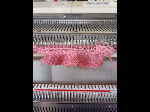 Видео: Как связать рюшу на однофонтурной вязальной машине?