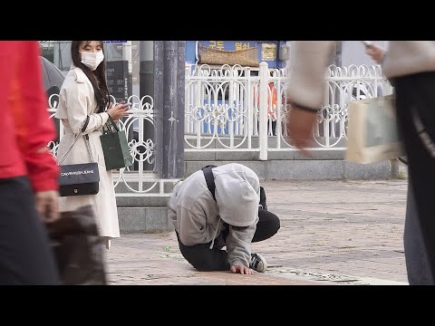 Видео: Удивительная реакция горожан на голодающего студента колледжа