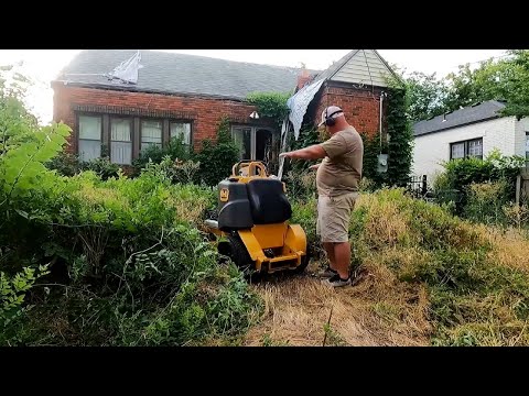 Видео: Самый УЖАСНЫЙ дом в районе оставили гнить