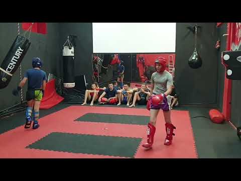Видео: Кикбоксинг 🥊 Тренировочный спарринг 👊🏻 Лайт контакт ⚡ 22 года 🔴 VS 🔵 12 лет