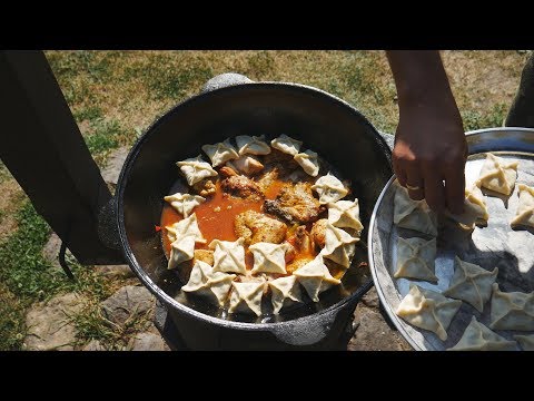 Видео: КАРТОФЕЛЬНЫЕ КОНВЕРТИКИ НАД КУРИЦЕЙ С ОВОЩАМИ В КАЗАНЕ НА КОСТРЕ