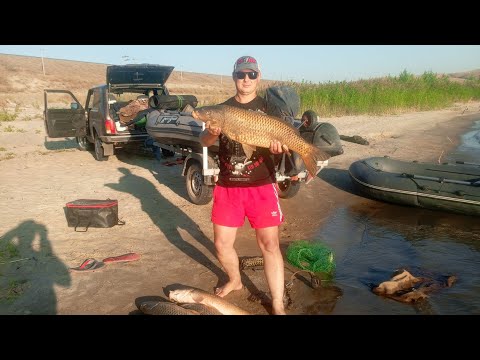 Видео: наловил ночных монстров🎣🐋💥попал в шторм унесло потерял якорь вот это #рыбалка #шторм #дон #fishing 