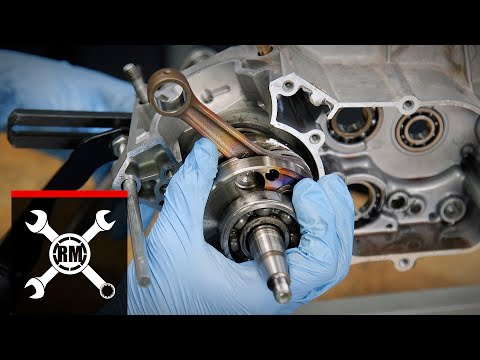 Видео: Ремонт двигателя Kawasaki KX100 и KX85 | Часть 2: Разборка и осмотр нижней части