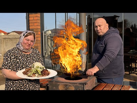 Видео: Огненная Подача Мяса Это очень Вкусно!