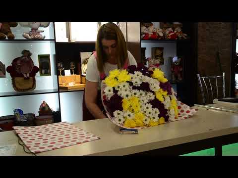 Видео: Делаем букет из 25 хризантем