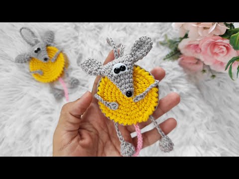 Видео: как связать брелок Рататуй Реми крючком (с субтитрами)