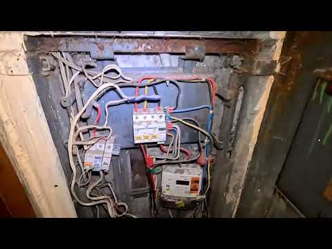 Видео: Пропала фаза В в многоквартирном доме.  Сделали заявку в аварийку.