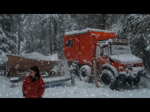 Видео: КЕМПИНГ ПО ВЫСОКОМУ СНЕГУ | Покрышка каравана взорвалась