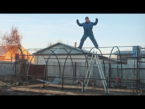 Видео: довольно прочная тепличка