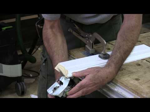 Видео: Установка плинтуса: обработка внутренних углов