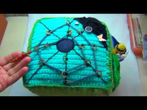 Видео: Вязаный развивающий кубик для малыша