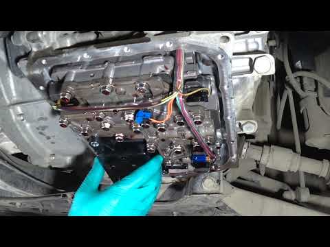 Видео: Toyota Voxy ZRR80 - Замена масла в вариаторе K114 / Toyota Voxy ZRR80 - CVT K114 Oil Change