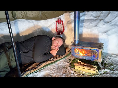 Видео: Кемпинг в глубоком снегу во время сильного снегопада! ❄️ Выживание в мороз: зимний поход в снегу