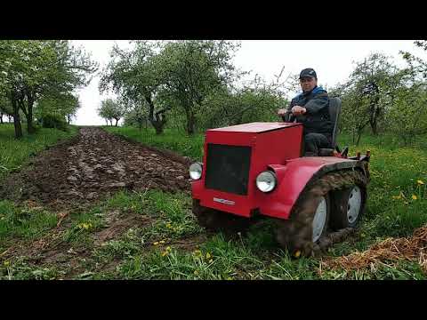 Видео: Гусеничный минитрактор, пашем , нарезаем бороздки , сажаем картошку.