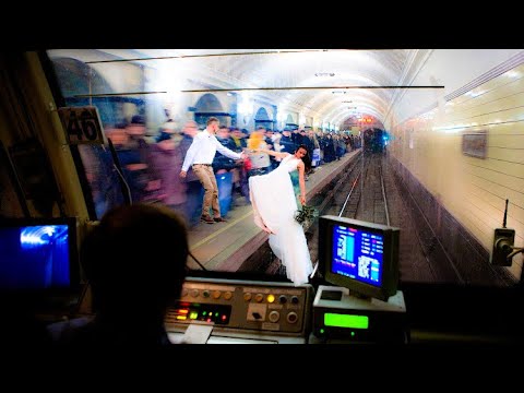 Видео: Толкнул С ПЛАТФОРМЫ В МЕТРО! Машинист просто герой!