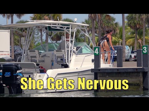 Видео: Она нервничает у причала | Лодочные рампы Майами | 79-я улица