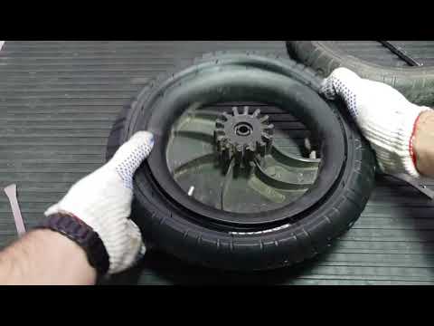 Видео: Как заменить покрышку/камеру детской коляски самостоятельно