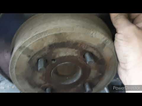 Видео: TOYOTA COROLLA 120 замена задних тормозных дисков