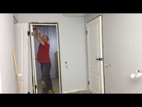 Видео: Как установить дверь от и до. Часть 4. Сборка и установка коробки. Навешивание полотна. Запенивание.