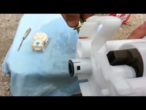 Видео: Toyota Matrix 2005 год 1.8 бензин Замена топливного фильтра . Оригинальный номер фильтра.