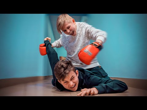 Видео: НАДОЕДЛИВЫЙ поклонник вконец ОБНАГЛЕЛ! Недетские разборки!