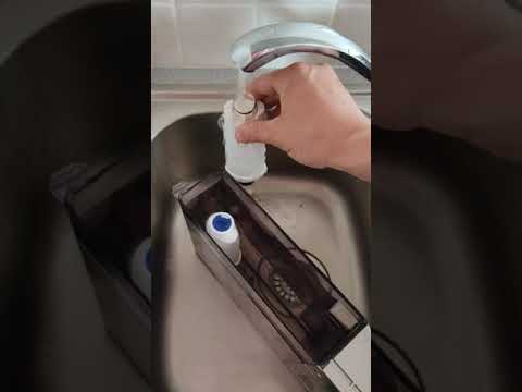 Видео: Замена водного фильтра Делонги 550.75 примадонна класс