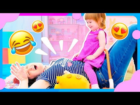 Видео: Мама Маша устала, а Бьянка хочет играть! Весёлые игры и большая уборка игрушек