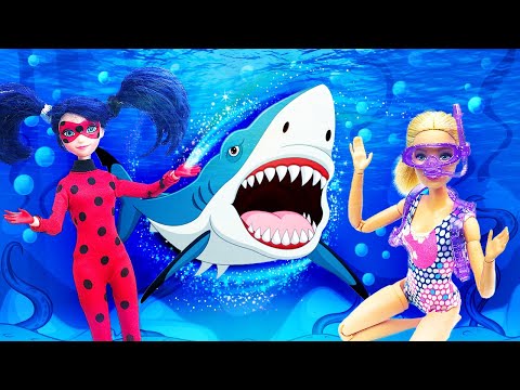 Видео: Куклы Леди Баг и Барби на пляжной вечеринке С АКУЛАМИ?! — Видео с куклами — Ловушка Джокера