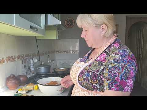 Видео: Запекла мясо и домашнею мясную колбасу.