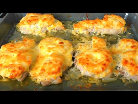 Видео: МЯСО С АНАНАСАМИ НА ЛУКОВОЙ ПОДУШКЕ. Просто и быстро!