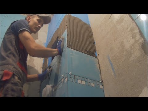 Видео: Укладка плитки в ванной. запил углов под 45!!!