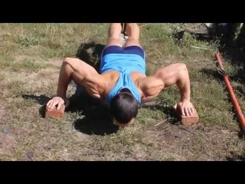 Видео: Можно ли накачаться отжиманиями? Отжимания VS жим штанги.