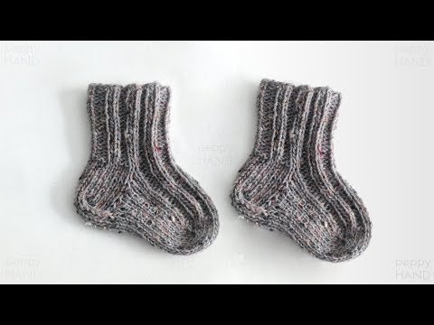 Видео: Вяжем ДЕТСКИЕ НОСОЧКИ спицами | Подробный урок