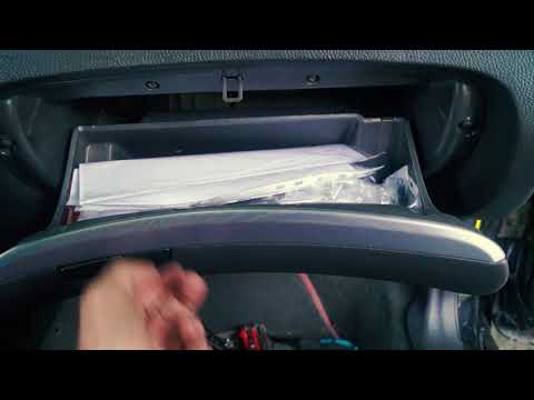 Видео: Volvo s60. Замена фильтра салона и ремонт бардачка.