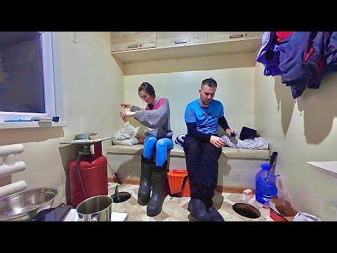 Видео: Зимняя рыбалка в доме на льду с домашним комфортом | Ловля рипуса и сига.