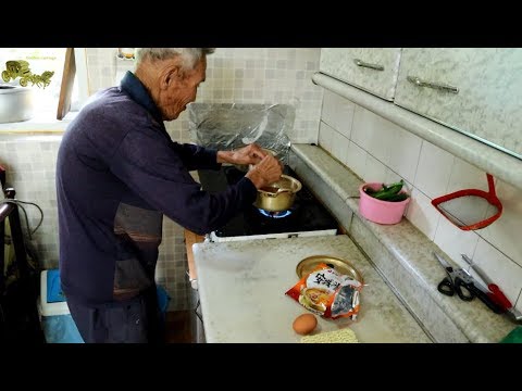 Видео: Он приготовил мне рамен и сказал, что последние 48 лет он ел только рамен. Как это может быть?