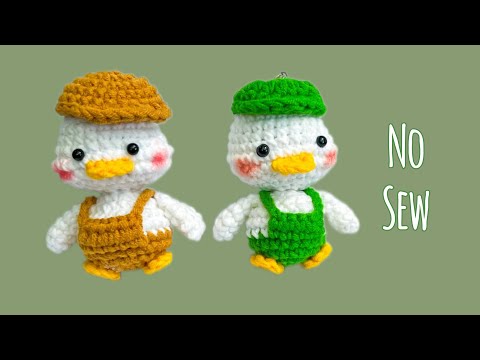 Видео: 🐥Без шитья🐥 Брелок-амигуруми крючком | Утка в комбинезоне | Пошаговое руководство