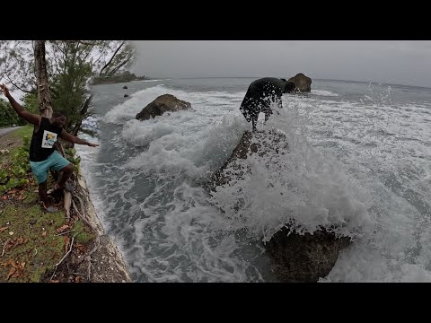 Видео: 🌪️ Тропический шторм обрушился на Ямайку! Волны сходят с ума! #StormTime #TropicalStorm #JamaicaS...