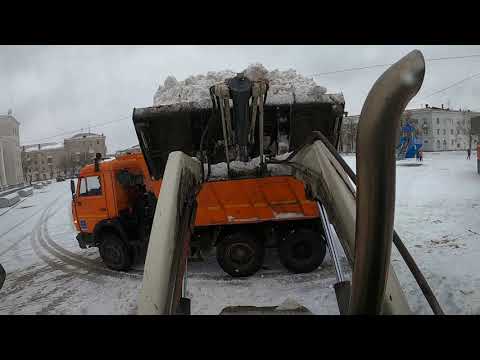 Видео: Погрузчик экскаватор TEREX.Первый снег который можно чистить. Работа на центральной площади.