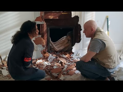 Видео: ШОКИРУЮЩАЯ НАХОДКА ВО ВРЕМЯ РЕМОНТА! ТРУП ЗАМУРОВАННЫЙ В СТЕНЕ! Призраки Гавра