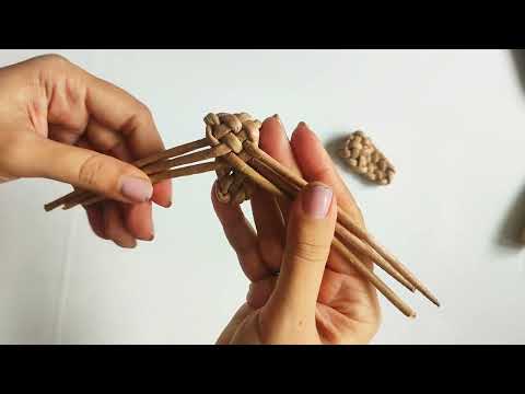 Видео: Плетеные лапоточки из бумажной лозы.