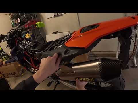 Видео: Подкрылок + глушитель Arrow + светодиодные поворотники - KTM 690 SMC R 2023 года выпуска