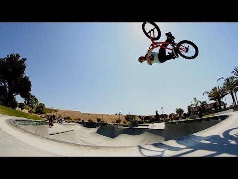 Видео: Основы BMX: учимся кататься в квотерпайпе с Гэри Янгом