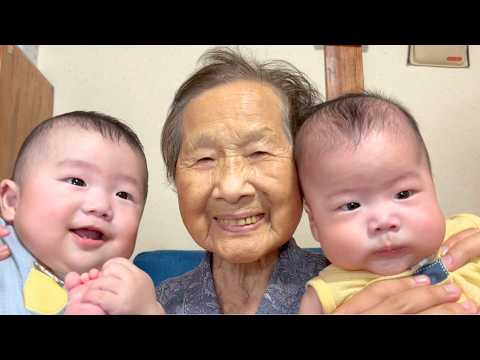 Видео: Японская семейная жизнь: 93-летняя бабушка Киноэ проводит тёплое время с праправнуками-близнецами