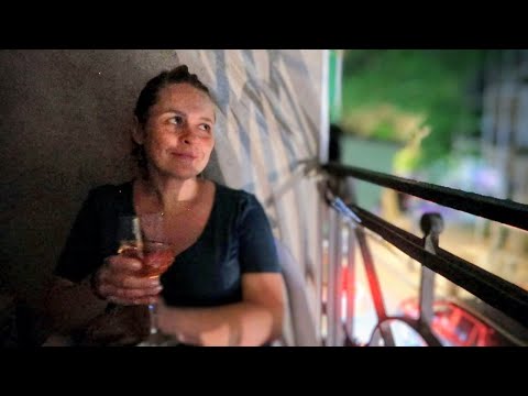 Видео: Серьёзный разговор на балконе